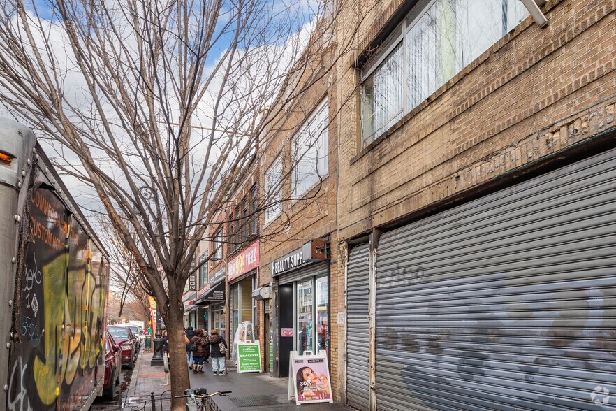 3755 82nd St, Jackson Heights, NY à louer - Photo du bâtiment - Image 3 de 6