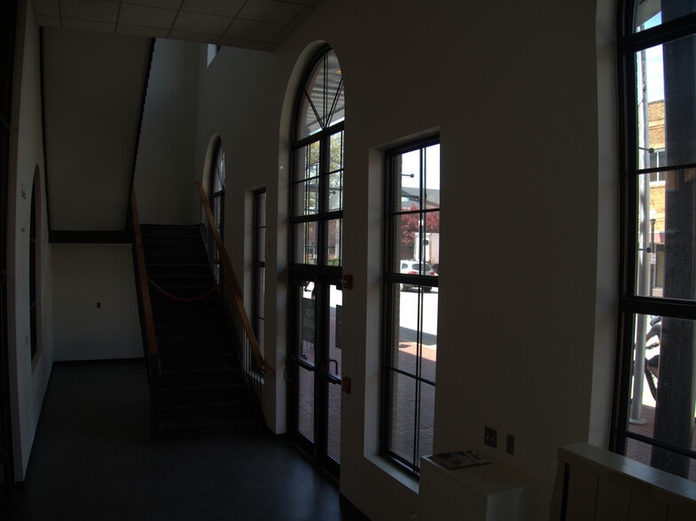 117 W Central Ave, Bentonville, AR for lease - Interior Photo - Image 2 of 12