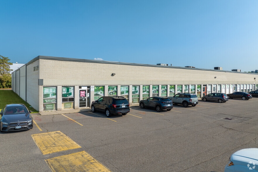 3041-3079 Universal Dr, Mississauga, ON à louer - Photo du bâtiment - Image 3 de 5