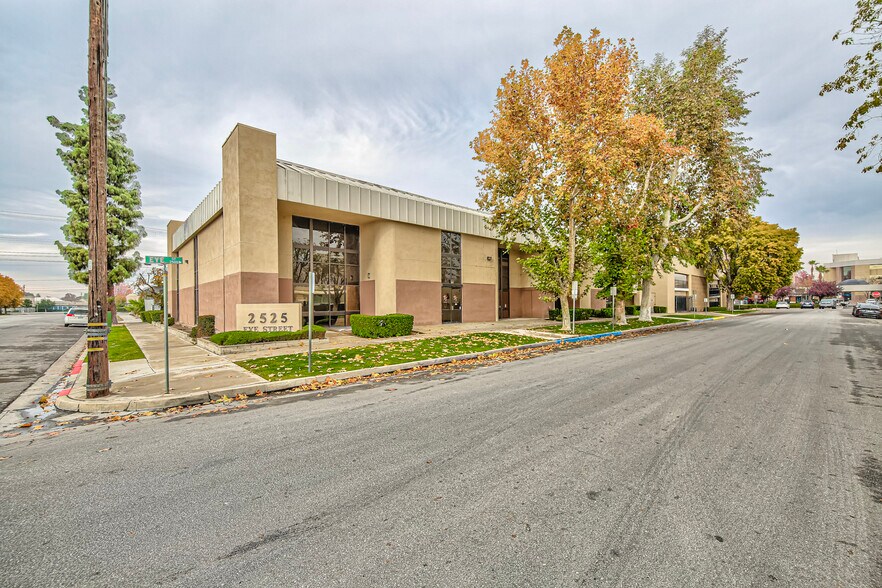 2525 Eye St, Bakersfield, CA à vendre - Photo du bâtiment - Image 1 de 8
