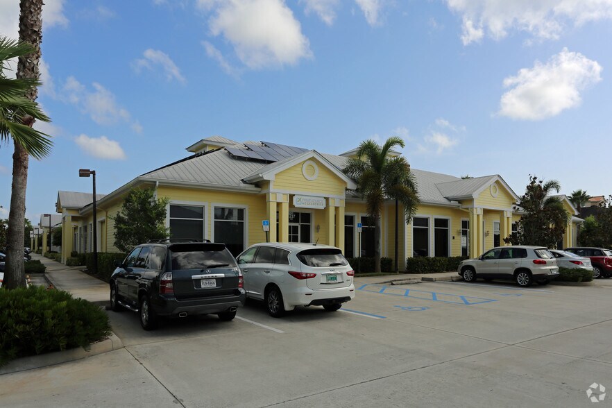 1237 SE Indian St, Stuart, FL à vendre - Photo du bâtiment - Image 2 de 10