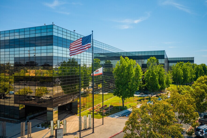 1500 Hughes Way, Long Beach, CA à louer - Photo principale - Image 1 de 9