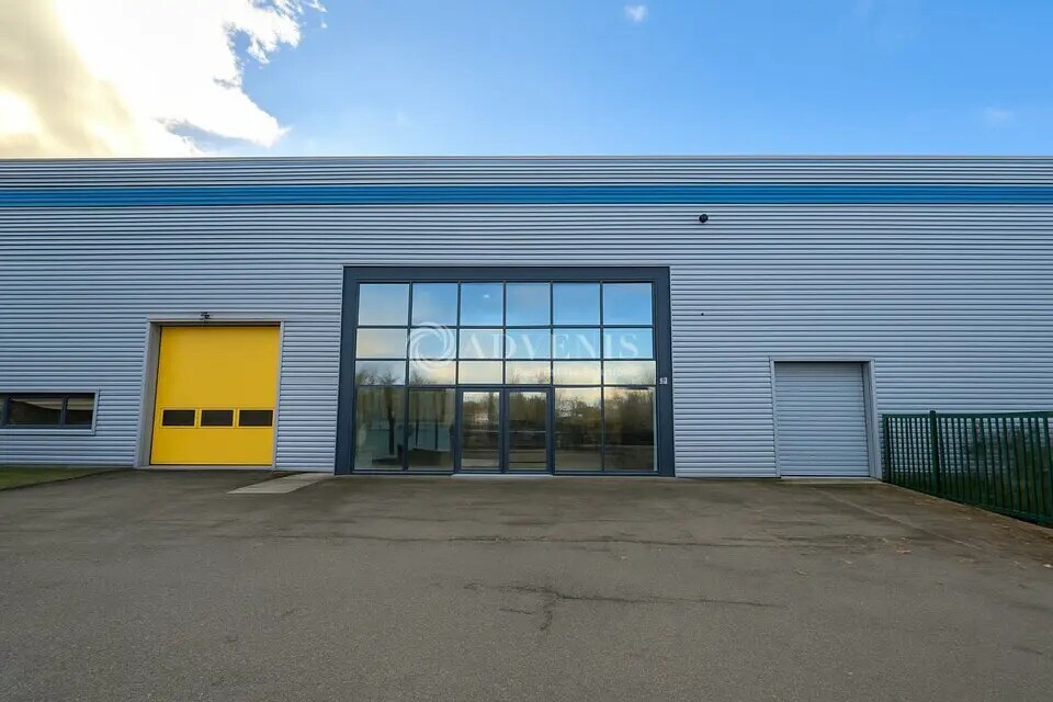 Flex in Taverny for lease Building Photo- Image 1 of 18