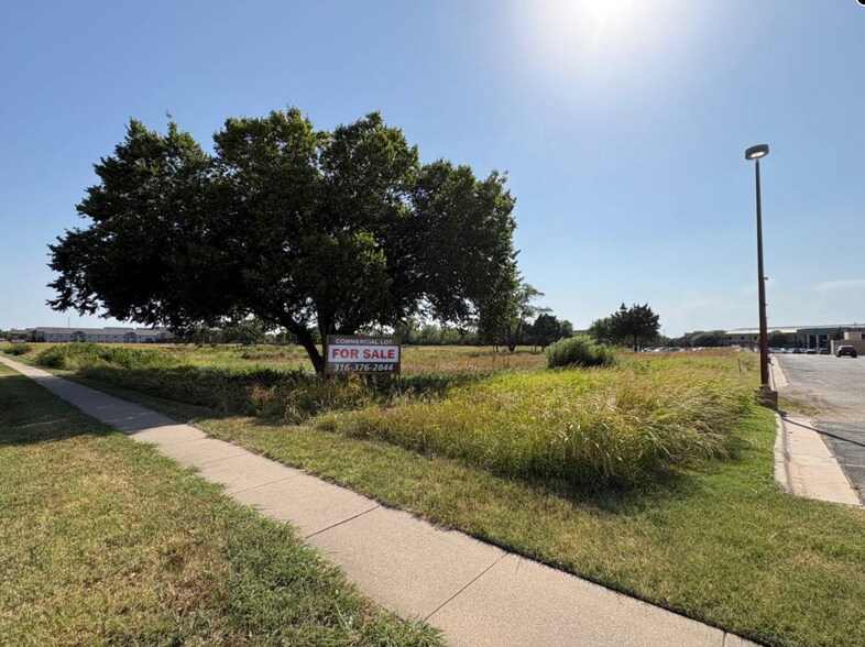 187 S Webb Rd, Wichita, KS à vendre - Photo du bâtiment - Image 3 de 12