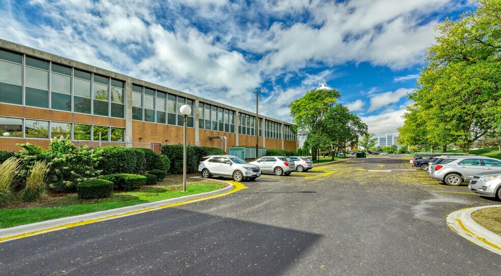 810 Jorie Blvd, Oak Brook, IL à louer - Photo du bâtiment - Image 2 de 7