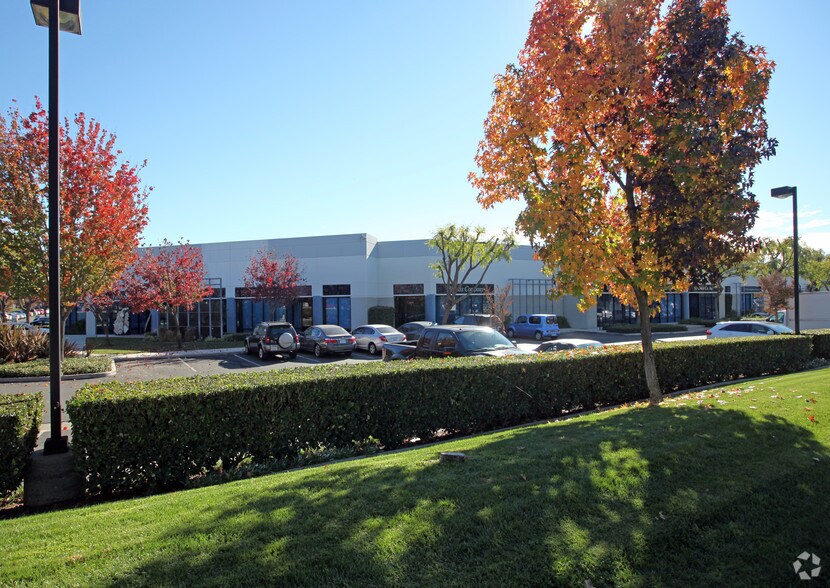 1518 Arrow Hwy, La Verne, CA à louer - Photo du bâtiment - Image 3 de 12