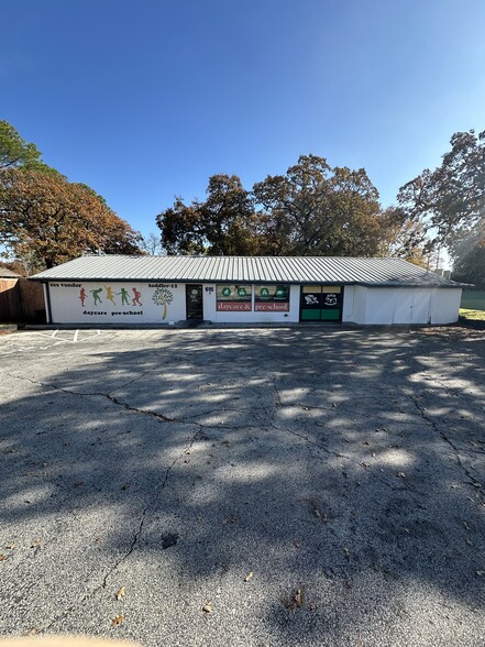 615 Dallas Dr, Denton, TX for lease - Building Photo - Image 1 of 8