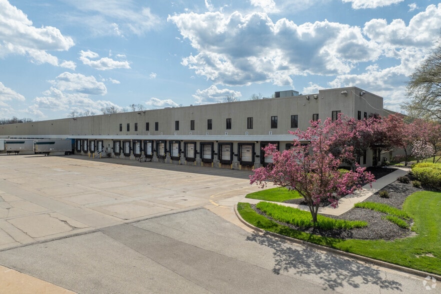 6575 Davis Industrial Pky, Solon, OH for lease - Primary Photo - Image 1 of 4