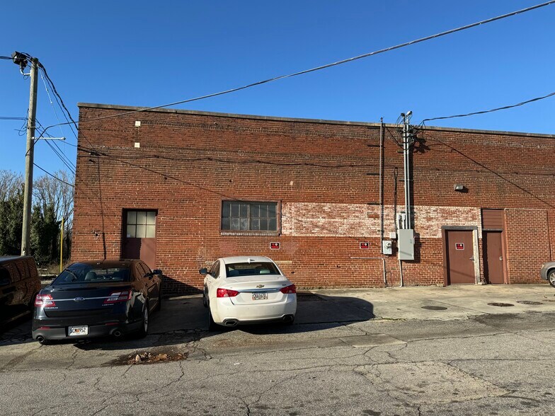 311 Jesse Jewell Pky, Gainesville, GA à louer - Photo du bâtiment - Image 2 de 9