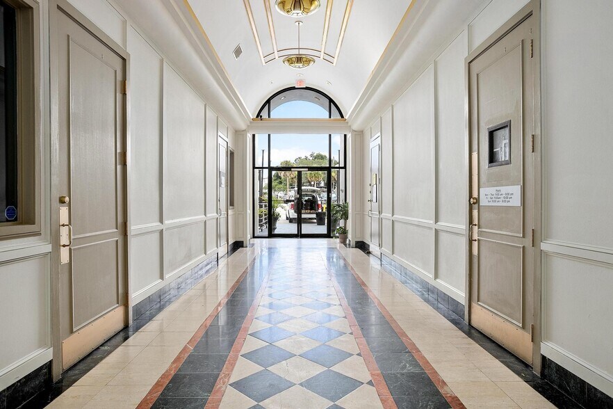 100 E New York Ave, Deland, FL à louer - Photo intérieure - Image 3 de 14