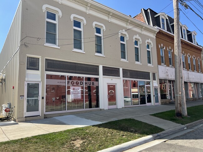 Plus de détails pour 112 E Erie St, Albion, MI - Commerce de détail à louer
