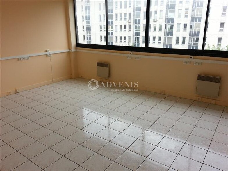 Office in Noisy-le-Grand for lease - Building Photo - Image 2 of 5