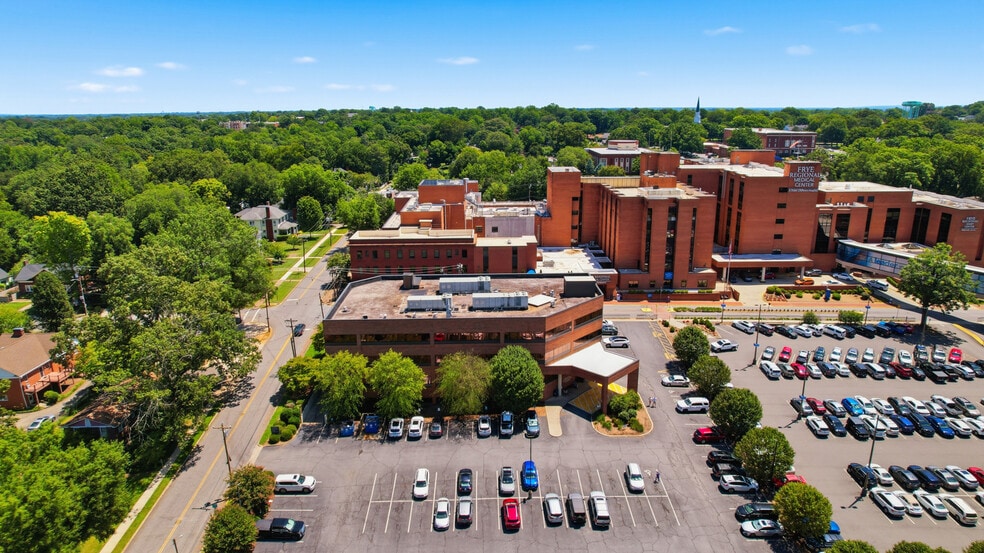 415 N Center St, Hickory, NC à vendre - Photo du bâtiment - Image 3 de 9