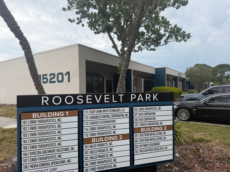 15201 Roosevelt Blvd, Clearwater, FL à louer - Photo du bâtiment - Image 2 de 15
