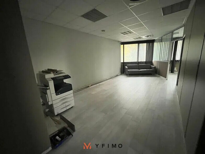 Office in Aubergenville for lease - Interior Photo - Image 2 of 7