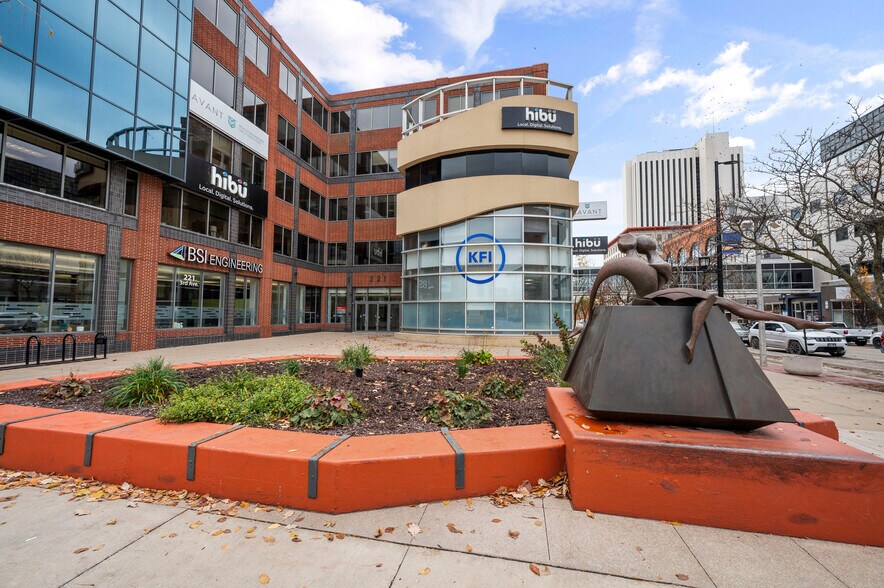 221 3rd Ave SE, Cedar Rapids, IA à louer - Photo du bâtiment - Image 2 de 54