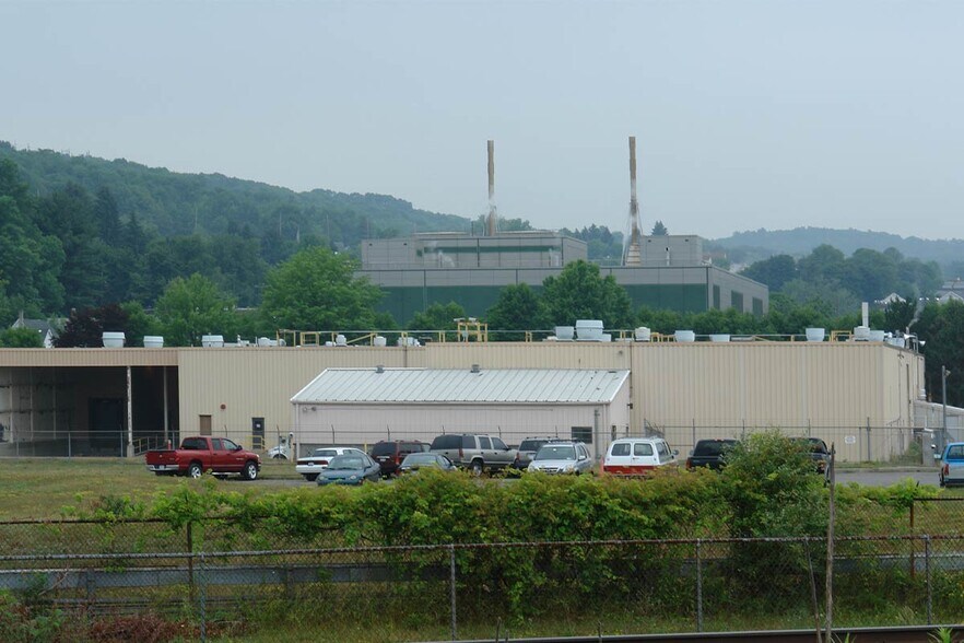 1093 Clark St, Endicott, NY à louer - Photo du bâtiment - Image 2 de 2