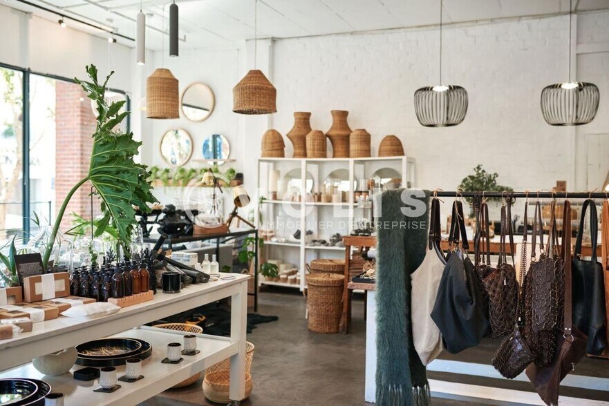 Retail in Magny Le Hongre for lease - Interior Photo - Image 1 of 6