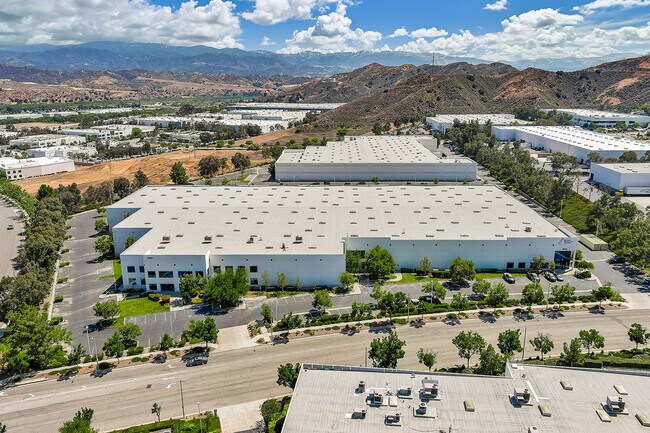 Plus de détails pour 28104-28144 Witherspoon Pky, Valencia, CA - Industriel à louer
