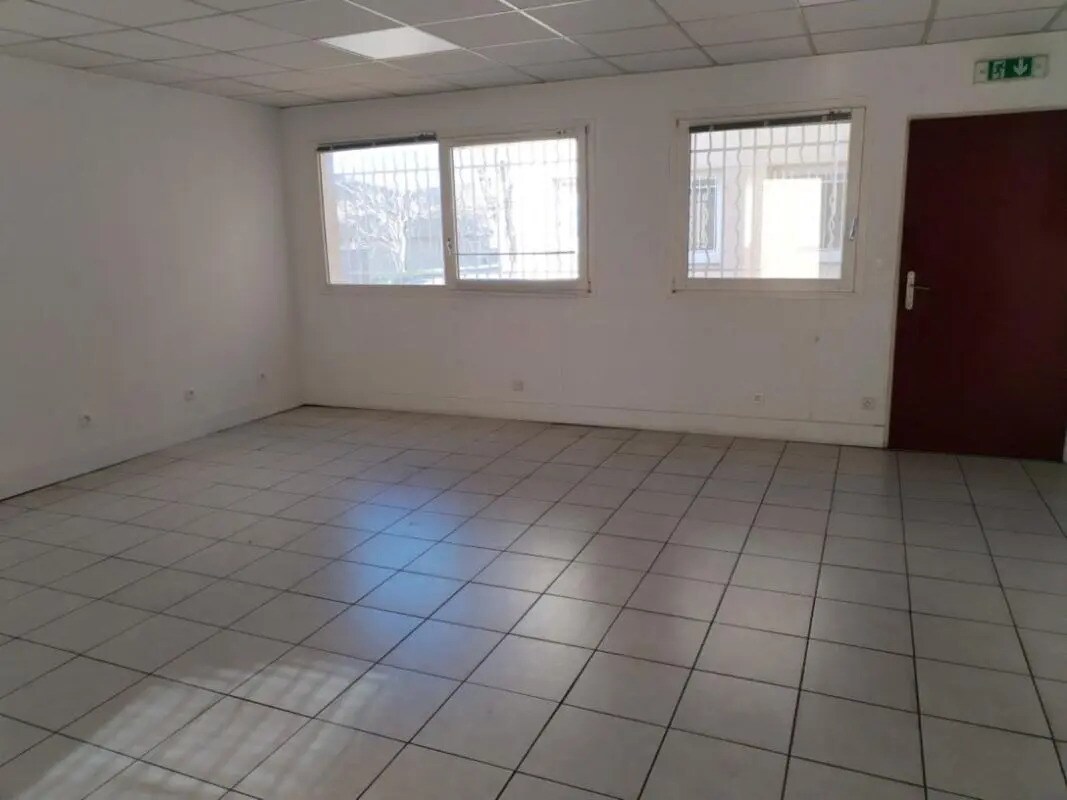 Office in Vitrolles for lease Building Photo- Image 1 of 15