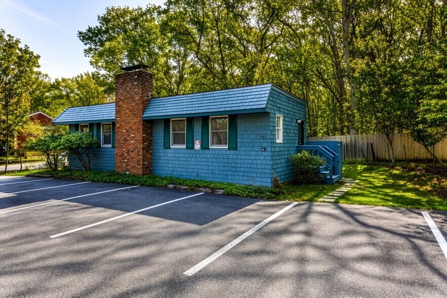 512 Three Mile Harbor Hog Creek Hwy, East Hampton, NY à louer - Photo du bâtiment - Image 3 de 18