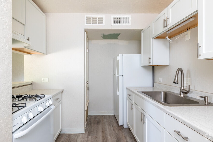 8208 Troost Ave, Kansas City, MO à vendre - Photo intérieure - Image 2 de 18