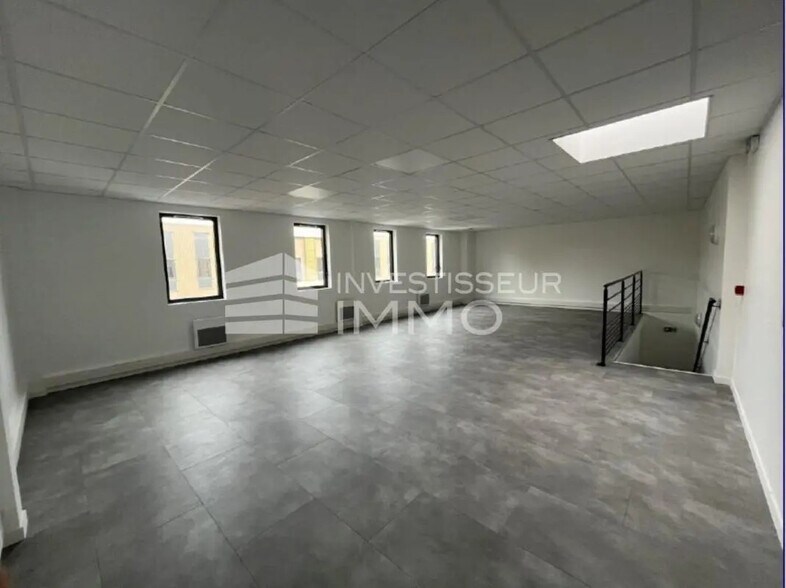 Flex in Les Mureaux for lease - Interior Photo - Image 3 of 4