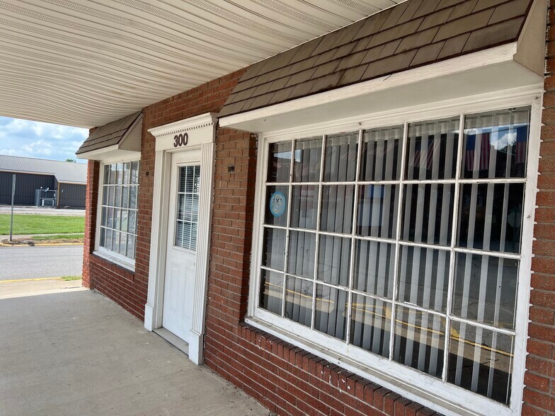 300 E Broadway Blvd, Johnston City, IL à vendre - Photo du bâtiment - Image 2 de 58
