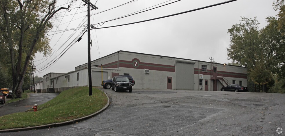 1 Flowerfield, Saint James, NY à louer - Photo du bâtiment - Image 2 de 5