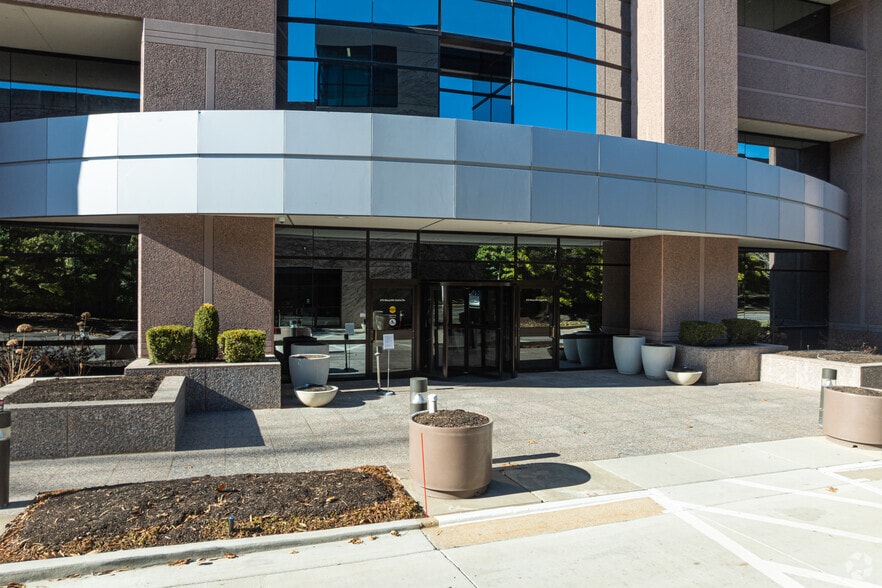 575 Maryville Centre Dr, Saint Louis, MO for lease - Building Photo - Image 2 of 6