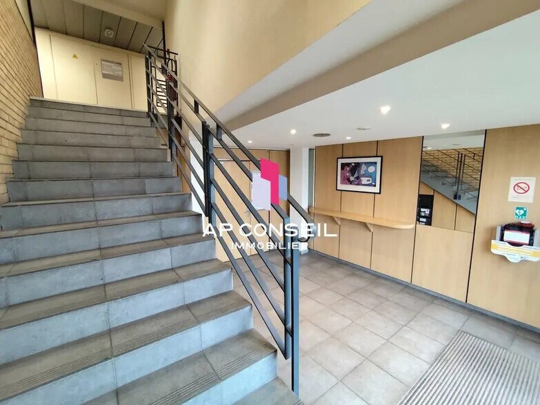 Office in Voisins-le-Bretonneux for sale - Lobby - Image 3 of 5