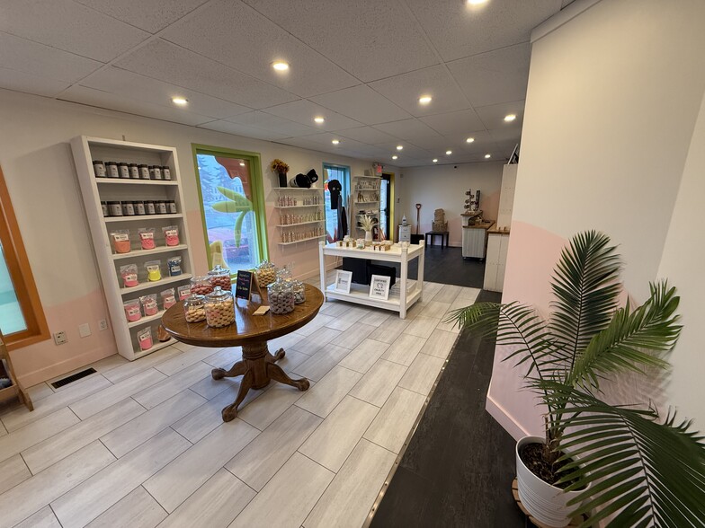 9803-9805 47 Ave NW, Edmonton, AB à louer - Photo du bâtiment - Image 2 de 16