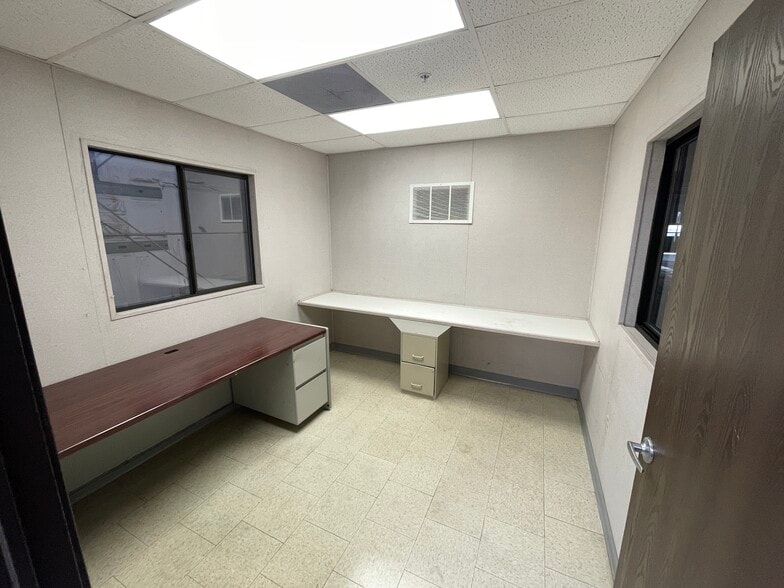 4917 Bailey Loop, Mcclellan, CA for lease - Interior Photo - Image 3 of 17