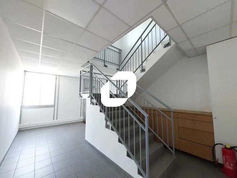 Flex in Coignières for lease - Interior Photo - Image 2 of 12