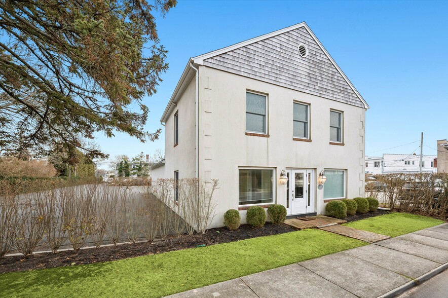 28 Cameron St, Southampton, NY for lease - Building Photo - Image 2 of 19