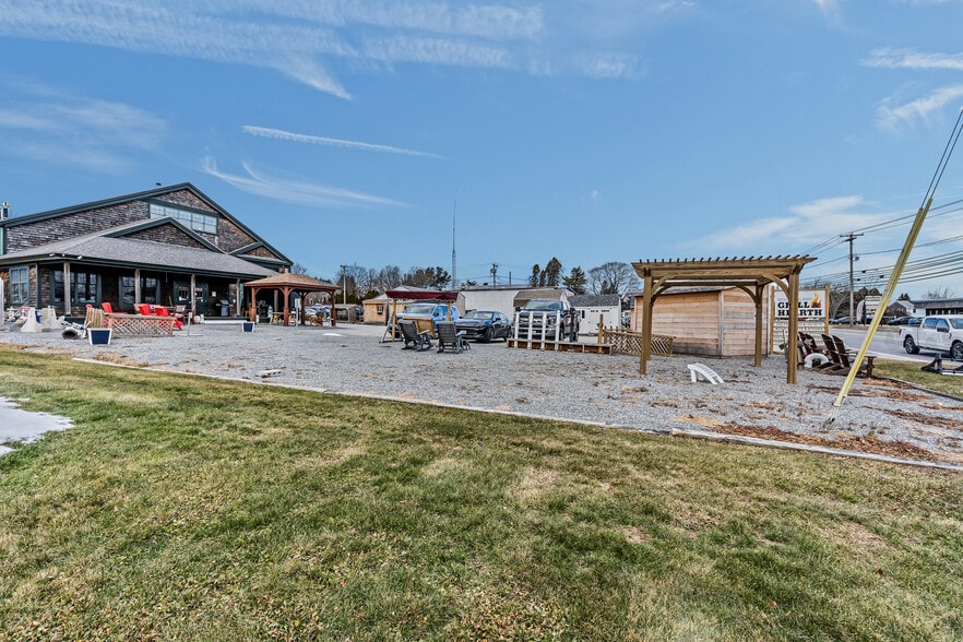 1960 E Main Rd, Portsmouth, RI à vendre - Photo du bâtiment - Image 2 de 48