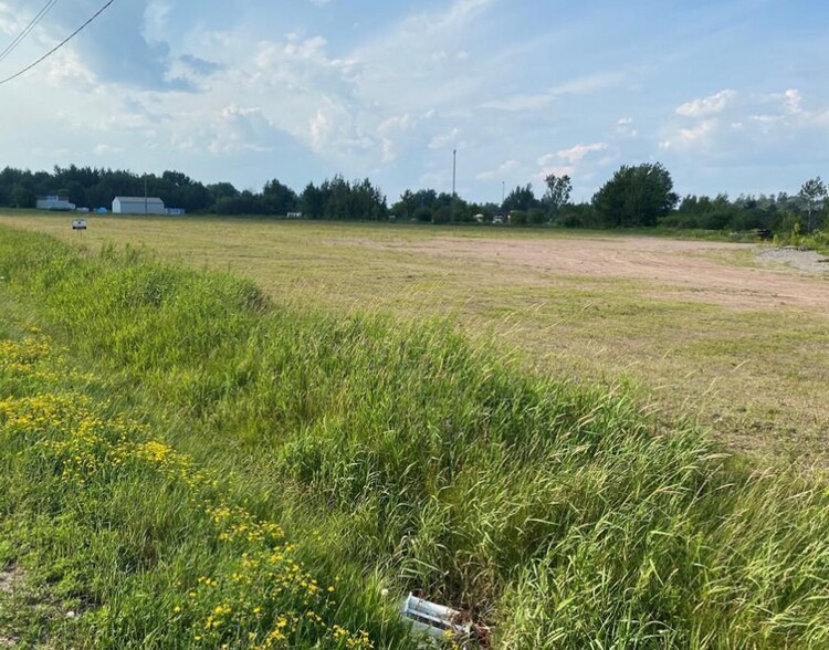 299 Boundary Rd E, Pembroke, ON à louer - Photo du bâtiment - Image 2 de 2
