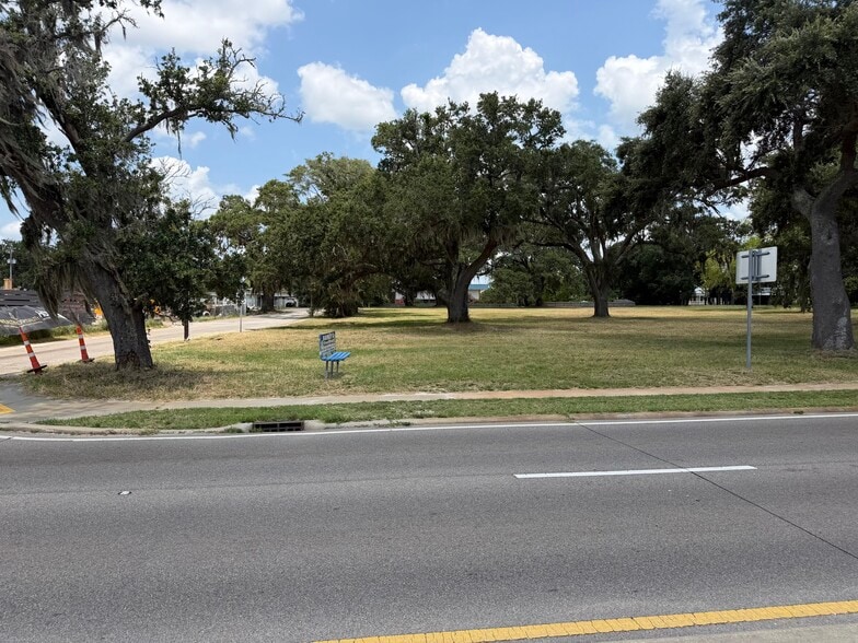 590 Beach Blvd, Biloxi, MS for sale - Building Photo - Image 2 of 7