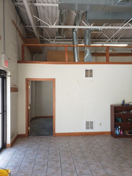 37 Lark Industrial Pky, Greenville, RI for sale - Building Photo - Image 3 of 19