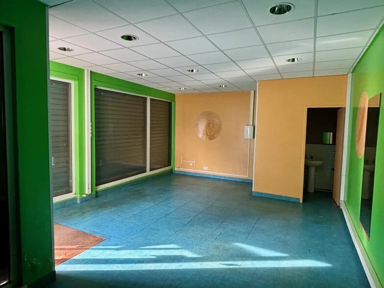 Retail in Paris for lease - Interior Photo - Image 3 of 5