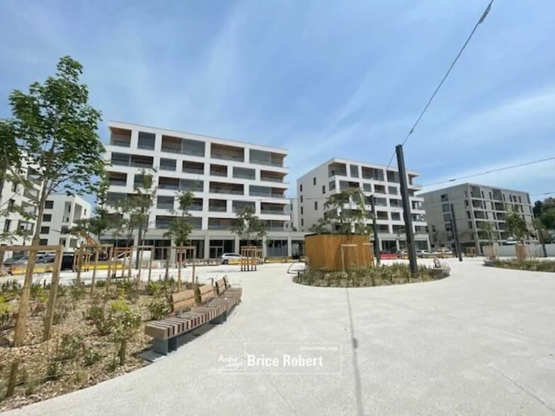 Commerce de détail dans Bron à louer - Photo du bâtiment - Image 2 de 5