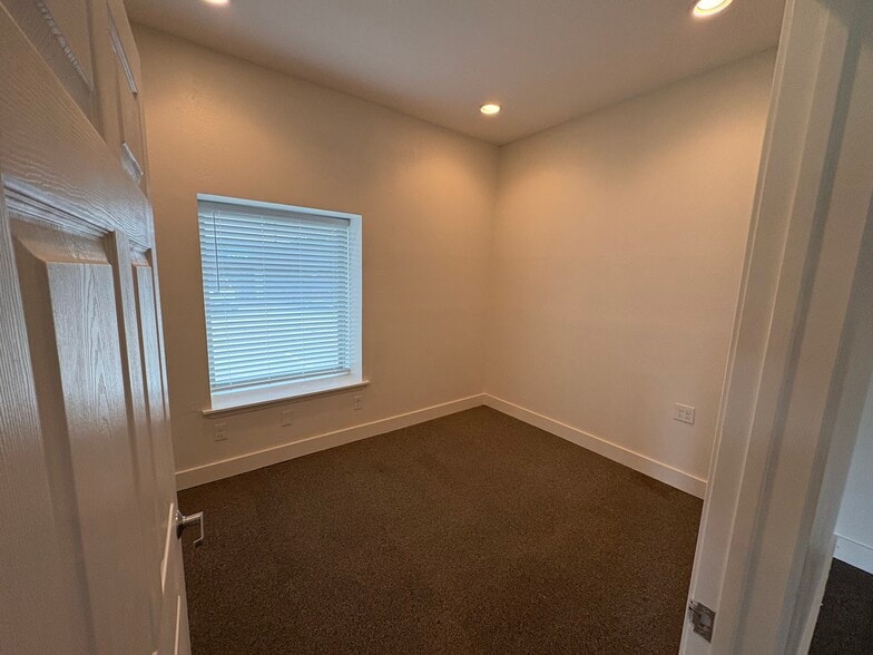 1325 Shannon Rd E, Sulphur Springs, TX for lease - Interior Photo - Image 2 of 9