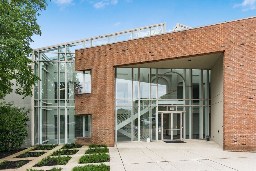 8000 Ravines Edge Ct, Columbus, OH à louer - Photo du bâtiment - Image 3 de 15