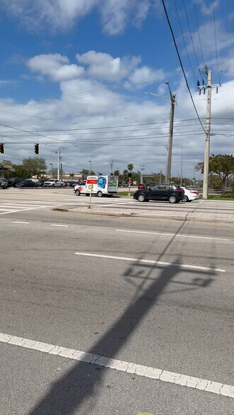 7979 Pines Blvd, Pembroke Pines, FL à vendre - Vidéo sur l’inscription commerciale - Image 2 de 23