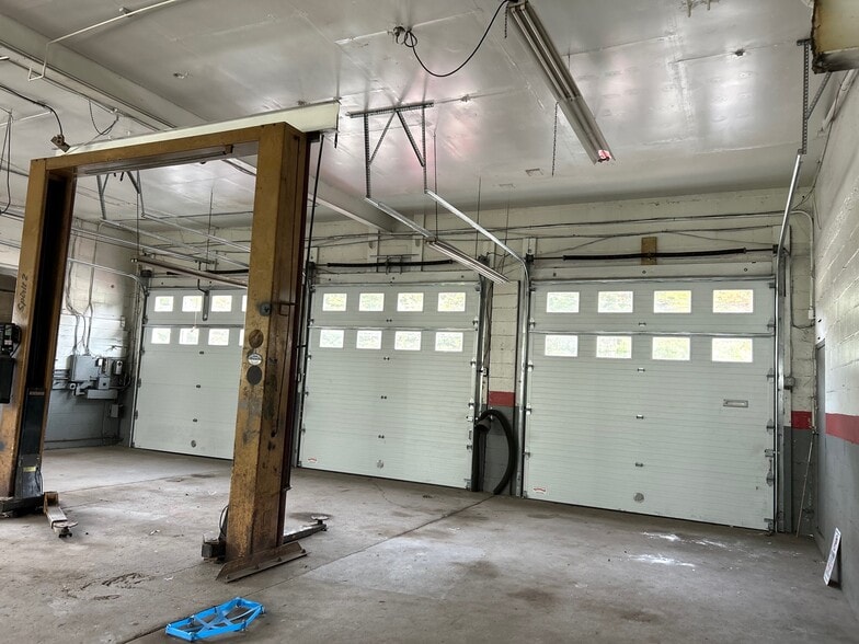 184 Flanders Rd, Niantic, CT à vendre - Photo du bâtiment - Image 2 de 6