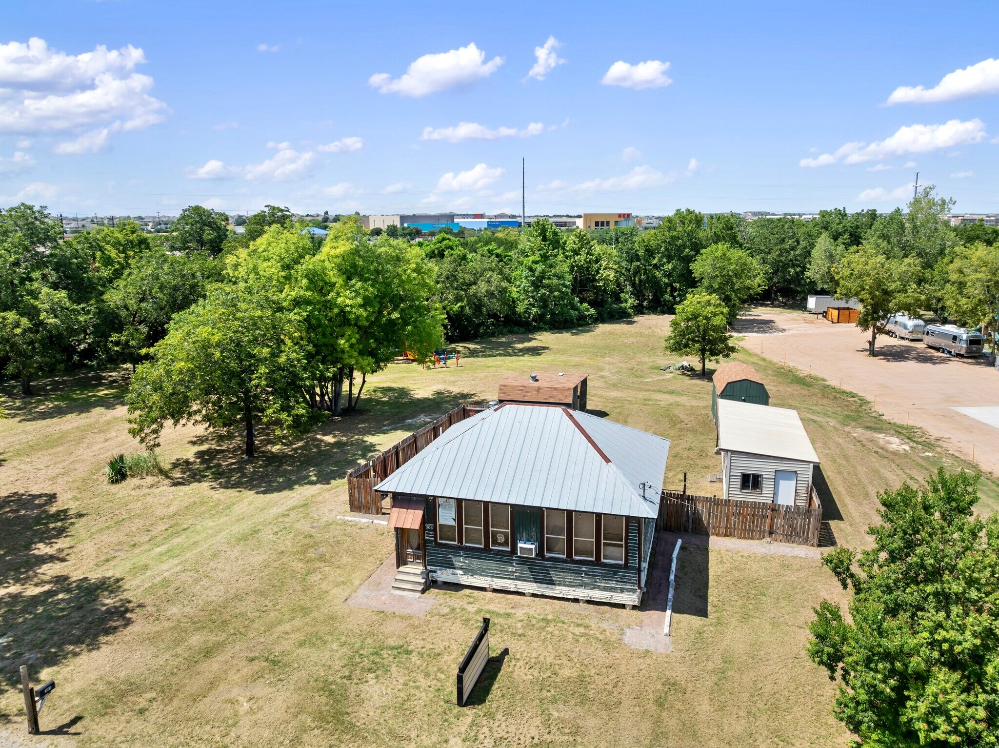303 W Broade St, Leander, TX à louer Photo du bâtiment- Image 1 de 28