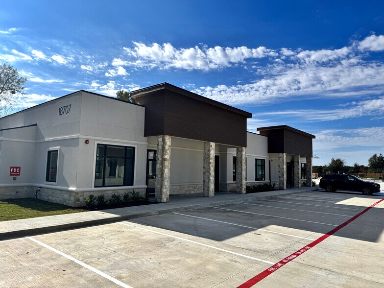 18707 Mueschke Rd, Tomball, TX à louer - Photo du bâtiment - Image 3 de 11