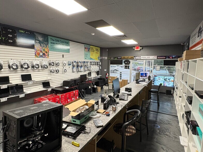 10233 Elbow Dr SW, Calgary, AB à louer - Photo intérieure - Image 3 de 9