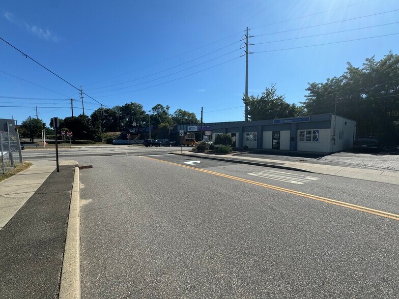 236 Sunrise Hwy, Lindenhurst, NY à louer - Photo du bâtiment - Image 3 de 6