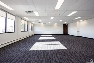 5920 & 5940 Macleod Trl SW, Calgary, AB à louer Photo du bâtiment- Image 2 de 7